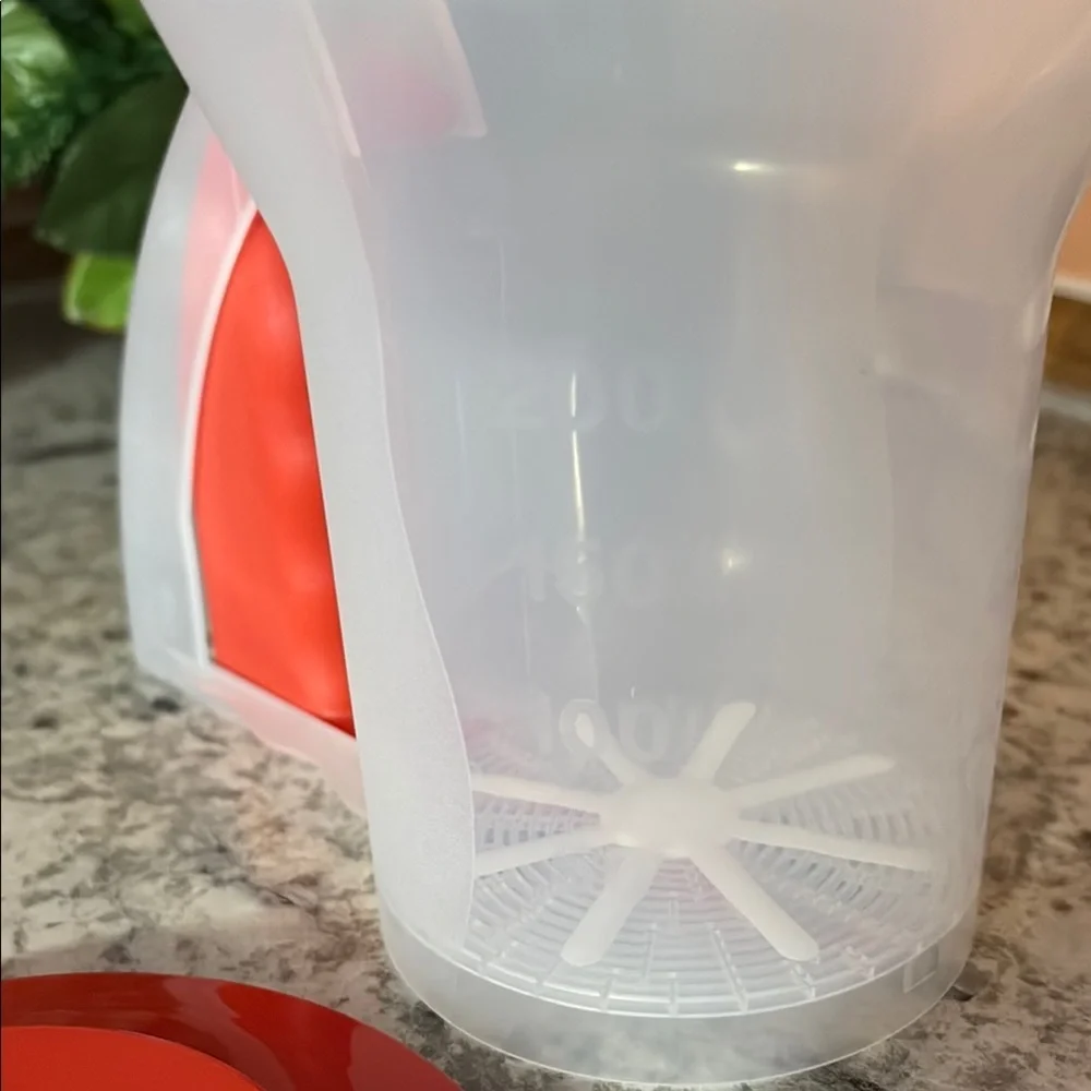 NWT Tupperware Sift 'N Store Sifter/ 8.8 oz/250 ml sifter and storage containe